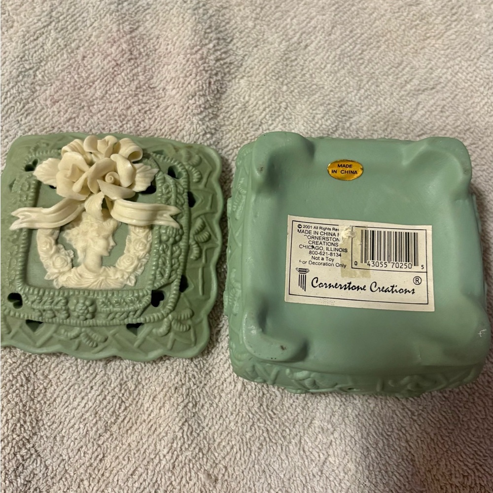 Elegant Green and Cream Ceramic Box - Picture 7 of 8
